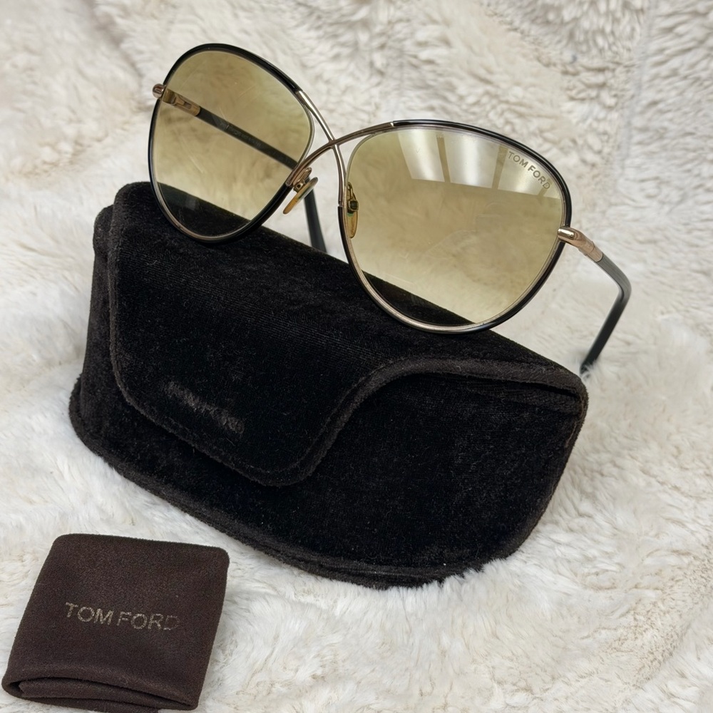 Women Sunglasses Brown
Tom Ford Rosie TF344 oversized butterfly/aviator style